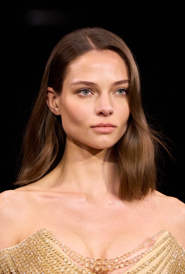 ألوان صبغات الشعر البني مع الهايلايتر من دار Alexis Mabille