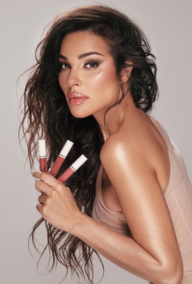 إختاري ملمع شفاه مع مرطب Lip Glow Gloss من علامة NADINE NJEIM BEAUTY