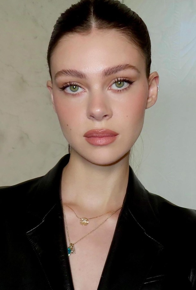 النجمة Nicola Anne Peltz Beckham- صورة من انستغرام خبير التجميل valeriaferreiramakeup