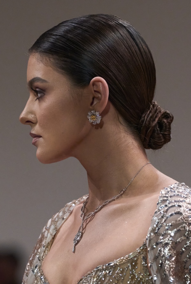 تسريحات شعر الكعكة المنخفضة والملمومة  من دار Michael Cinco