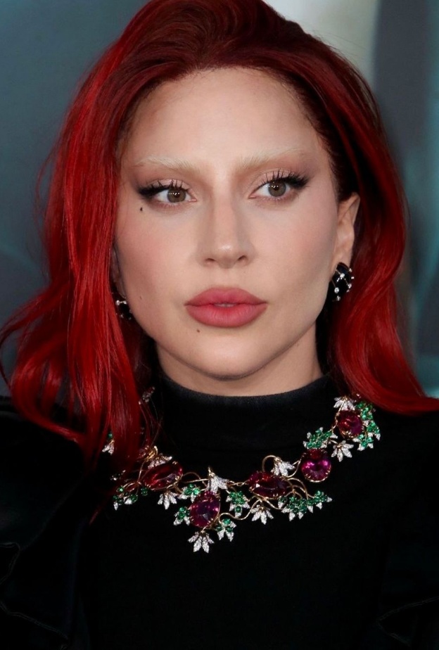 رسمات الحواجب الشقراء في إطلالة الليدي غاغا Lady Gaga