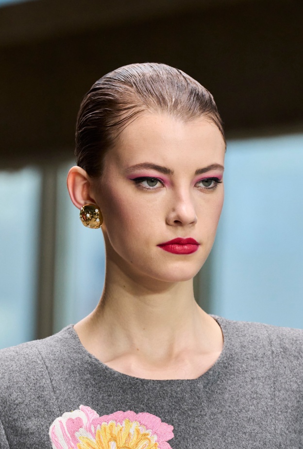 رسمات المكياج الوردي مع الآيلاينر من دار Carolina Herrera