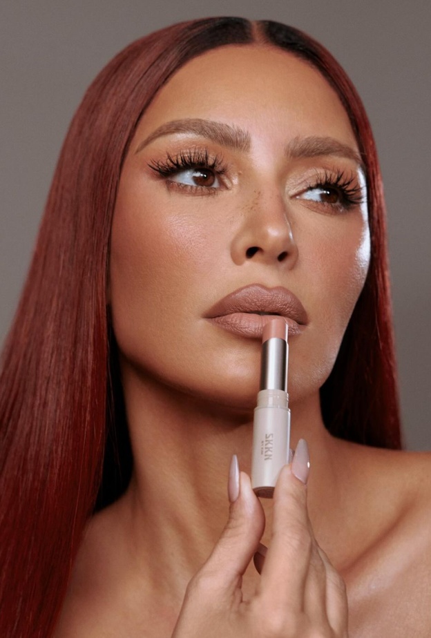 كيم كارداشيان تعيد صيحة أحمر الشفاه الترابي الى الواجهة