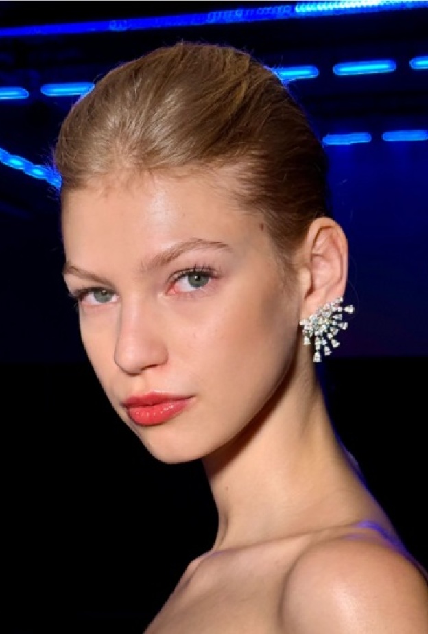 مكياج مشرق في عرض WAAD ALOQAILI ضمن أسبوع الموضة في الرياض