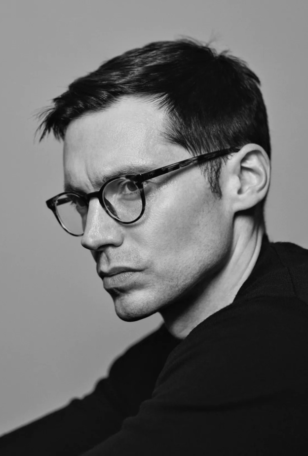 Erdem Moralioglu في حديث خاص لـ"هي": أردت الغوص في الانقسام الثنائي بين المرأة على المسرح وضعفها عندما لم يعد أمامها جمهور