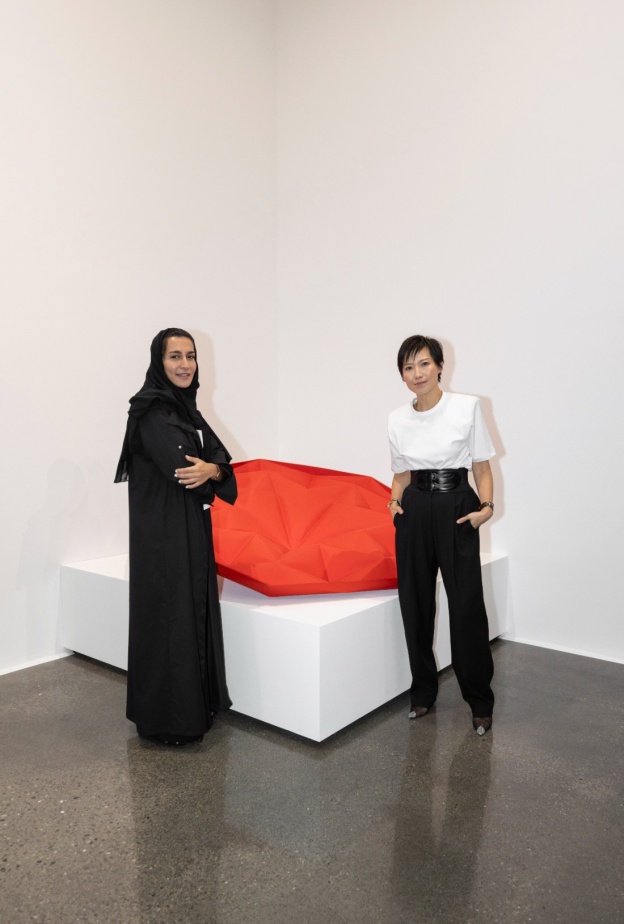 Jimmy Choo تُكلّف الفنانة الإماراتية "شيخة المزروع" بابتكار عمل فني احتفالاً بالحوار الثقافي