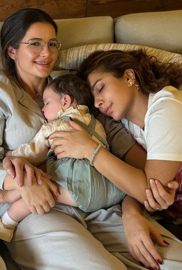 أصالة ووالدتها وابنتها وحفيدتها في أحدث ظهور