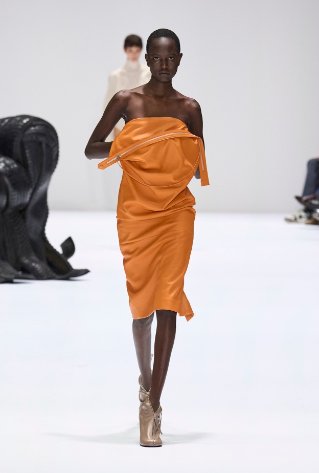 اللون البرتقالي موضة خريف وشتاء 2025 Acne