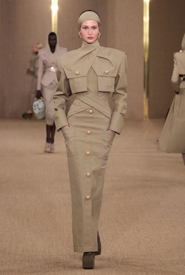 حقبة الثمانينيات تعود لخريف 2024 عن طريق الأكتاف البارزة 