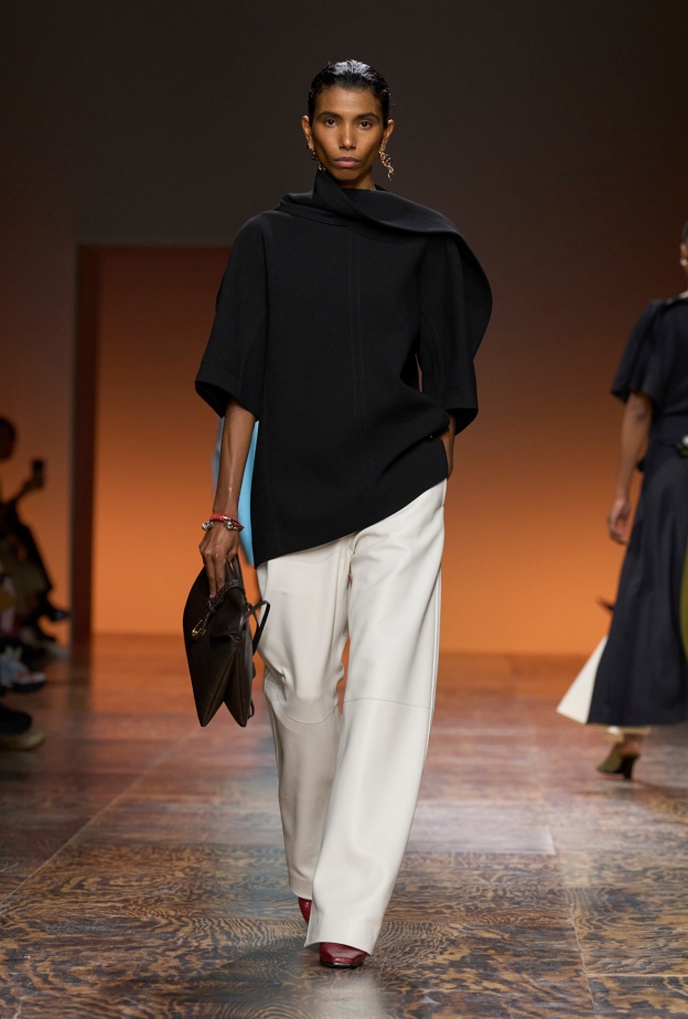 البنطلون العريض حليف المرأة العصرية والعملية 