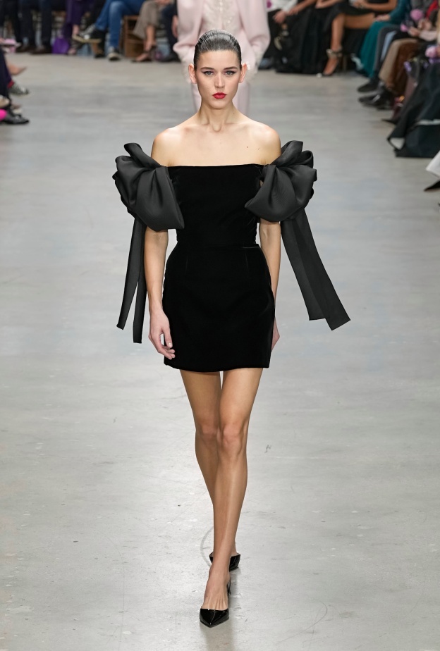 فستان قصير اسود شتوي من Carolina Herrera