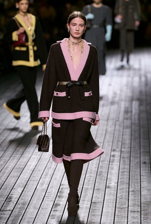 اللون البني مع الزهري من Chanel 