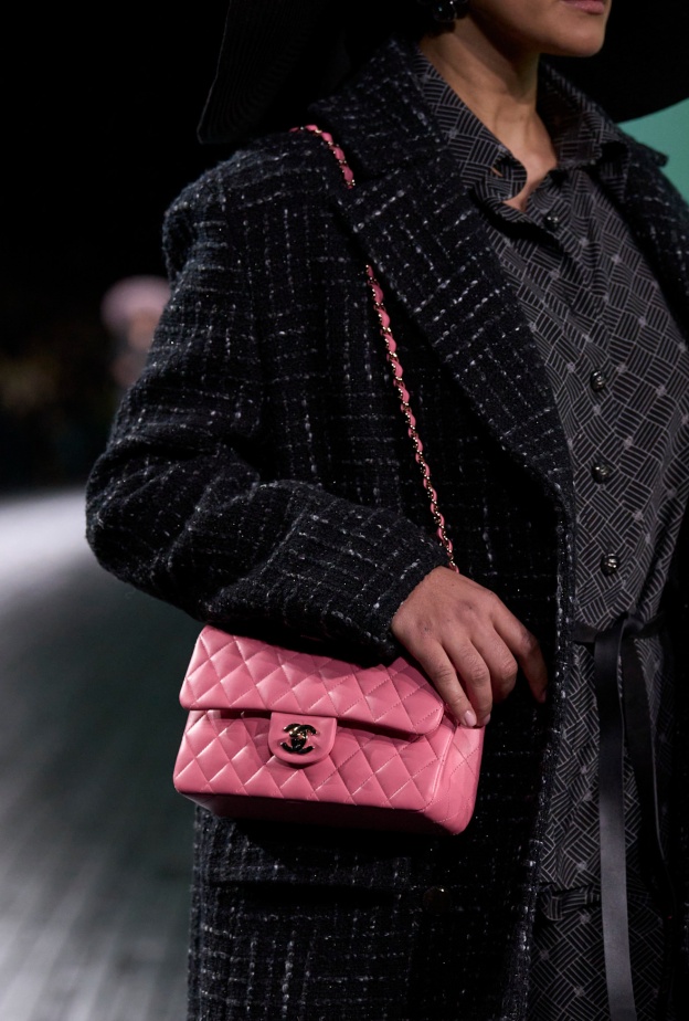 الحقائب الزهرية صيحات أساسية دعماً لحملات التوعية من سرطان الثدي