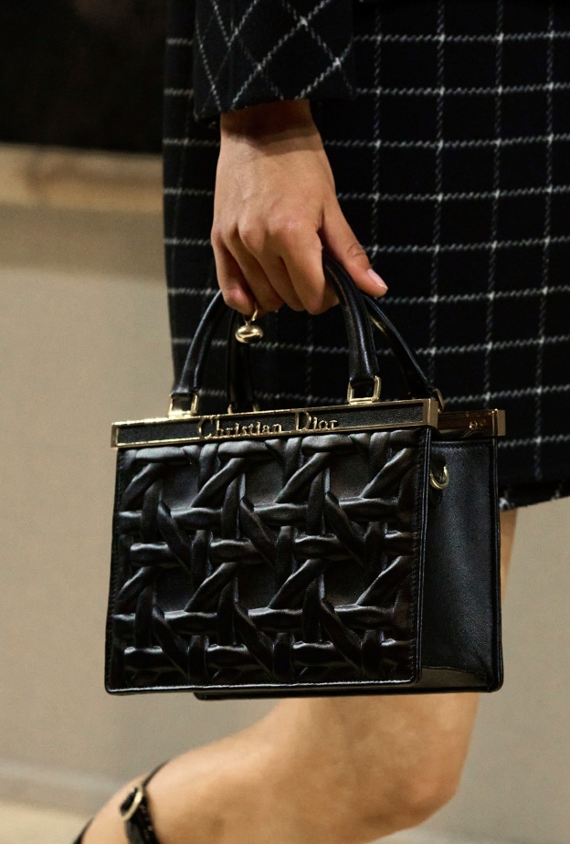 حقيبة أنيقة ومميزة بشكل مربع من Christian Dior 