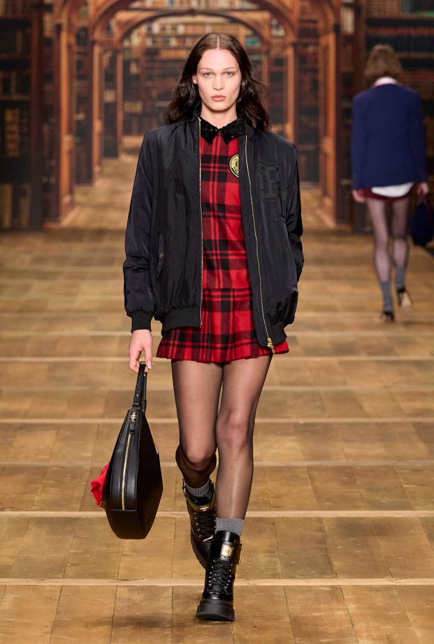 الأناقة اليومية ترتبط بموضة الكارو الأحمر