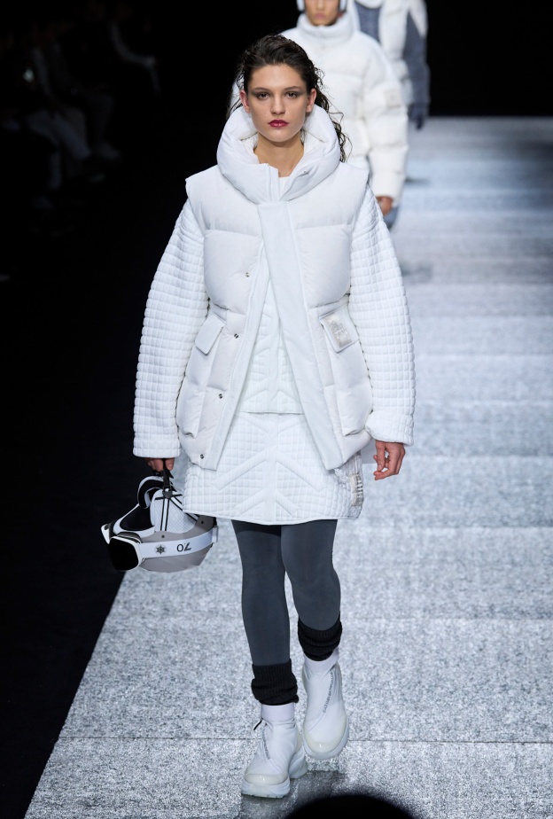 تنسيق الجيليه المنفوخة الطويلة من Emporio Armani