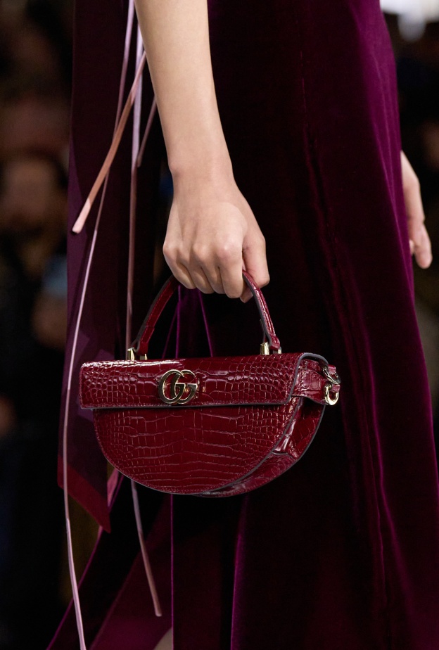 حقائب متجددة باللون البرغندي في الخريف