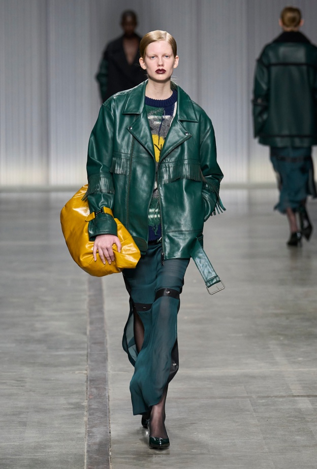 جاكيتات الجلد الزيتية تسيطر على إطلالات خريف 2024