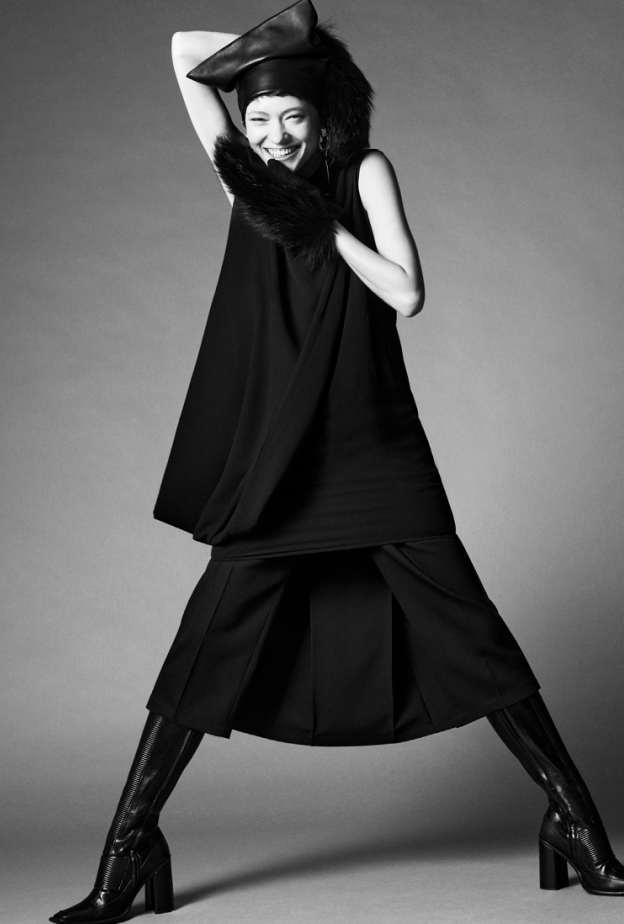 قبعة مربعة من الجلد، وقفازات من فرو الثعلب باللون الأسود  فستان قصير وسروال برمودا  حذاء "برلين" Berlin عالي الكعب باللون الأسود  جميعها من دار "لويس فويتون" Louis Vuitton