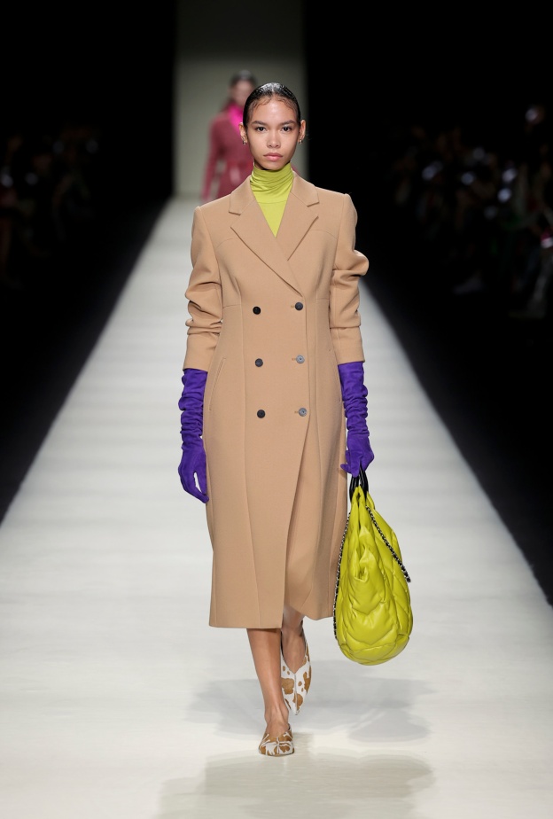 موديلات معاطف بدرجات البيج لشتاء 2025 حيث الكلاسيكية تلتقي بالدفء