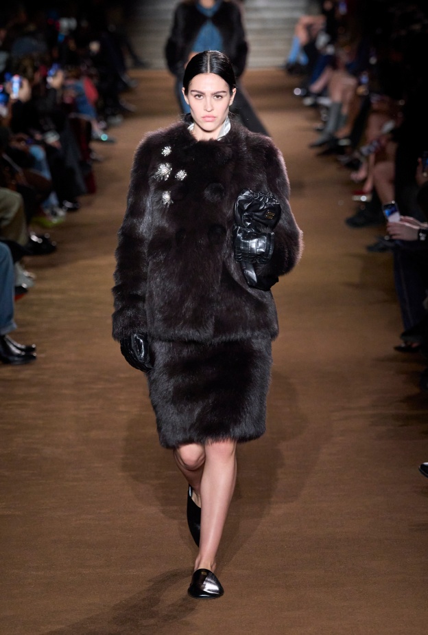 تصميم تنورة فرو من Miu Miu