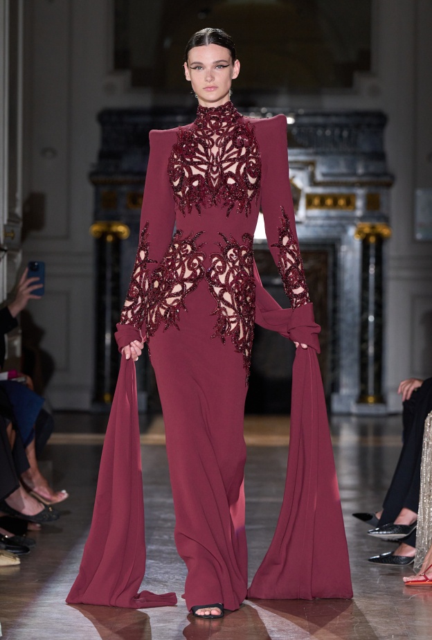 موضة الفساتين بتفاصيل الأكمام الطويلة تفرض حضورها في سهرات خريف 2024