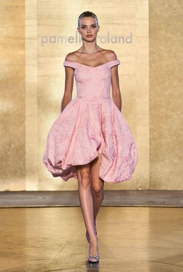 موضة الفساتين القصيرة مع اللون الوردي عنوان للأناقة والرقي في شهر أكتوبر