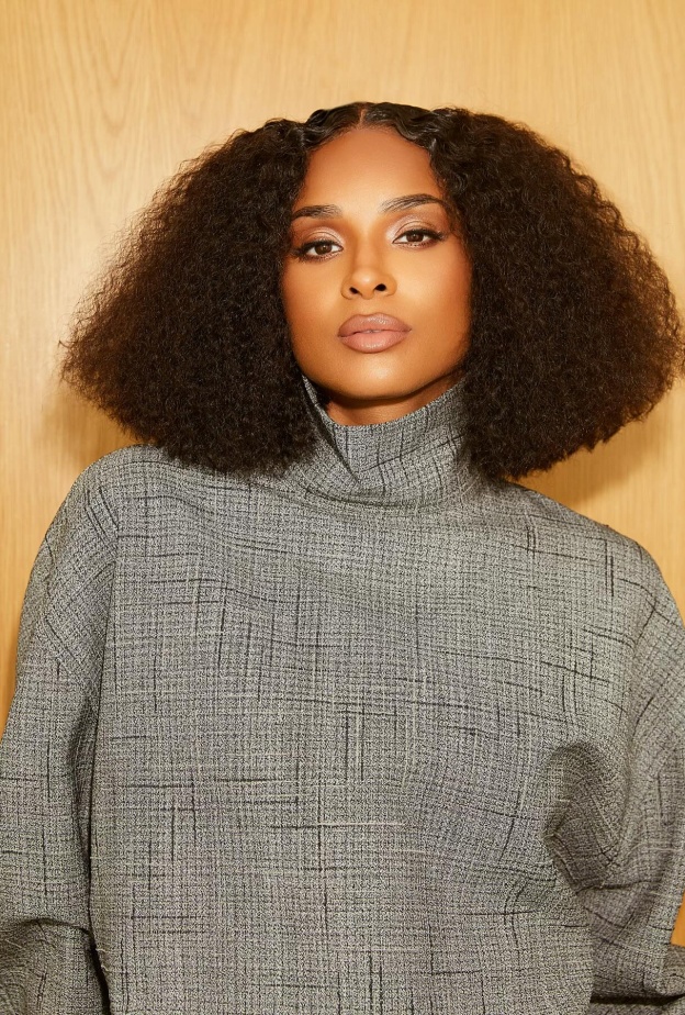 النجمة سيارا 