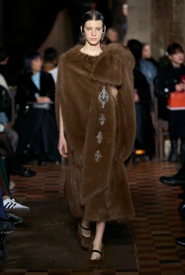موضة فساتين الفرو النافرة خيار مضمون لشياكتك وأناقتك في الخريف