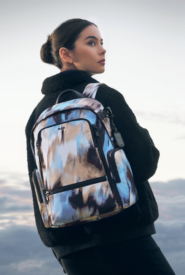 تمزج TUMI بين التّصميم المبتكَر والتّقنيّة المتطوّرة في مجموعاتها لخريف 2024