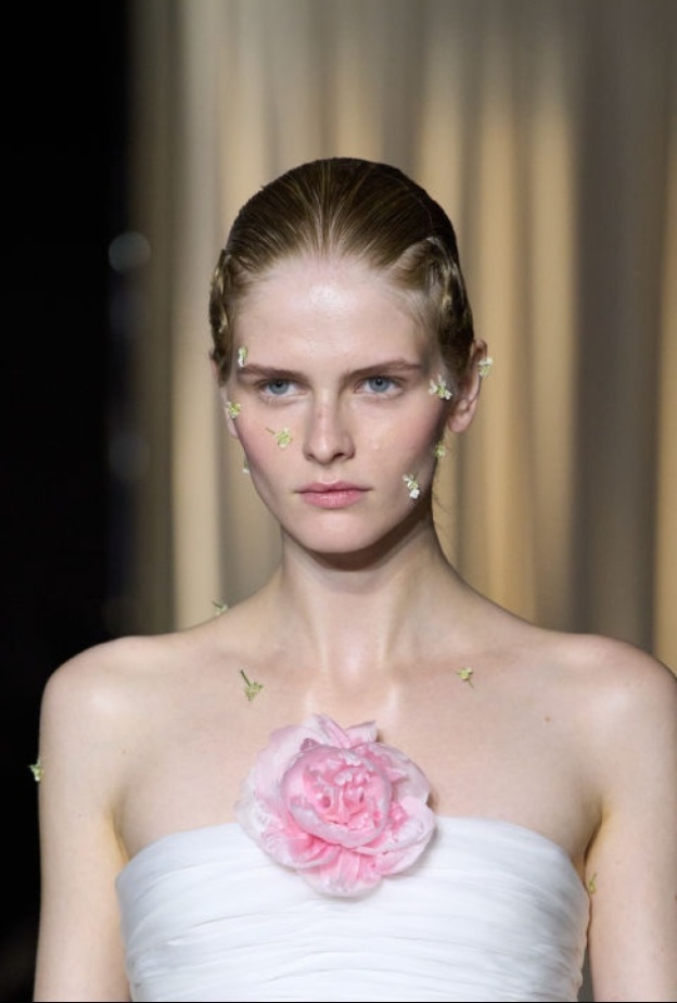 ادعمي حملات التوعية بسرطان الثدي مع هدايا وردية من مستحضرات تجميل وعطور