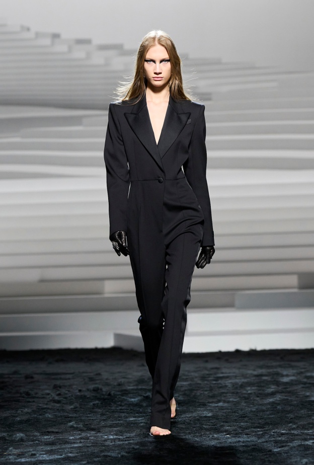 حان الوقت لاختيار موضة الجمبسوت الاسود الفاخر