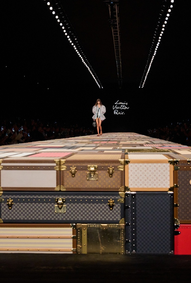 باريس تختتم شهر الموضة: إبداعات ساحرة وصيحات جديدة لربيع وصيف 2025