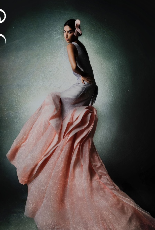 خاص "هي": المصممة السعودية سارة التويم تُبدع تصميمًا يحتفي بالشجاعة بالتعاون مع جمعية زهرة لسرطان الثدي 