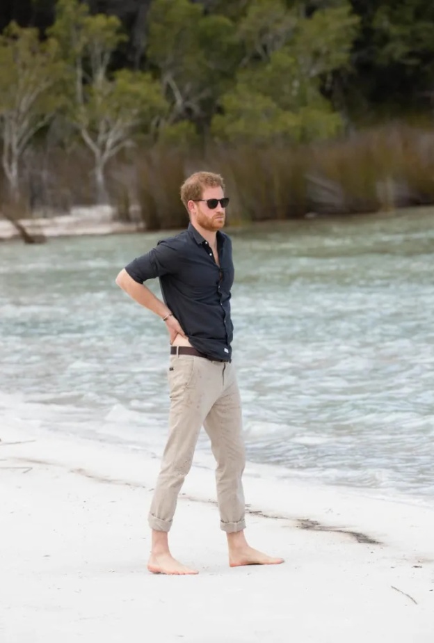 الأمير هاري يجرب حظه في ركوب الأمواج بدون ميغان ماركل