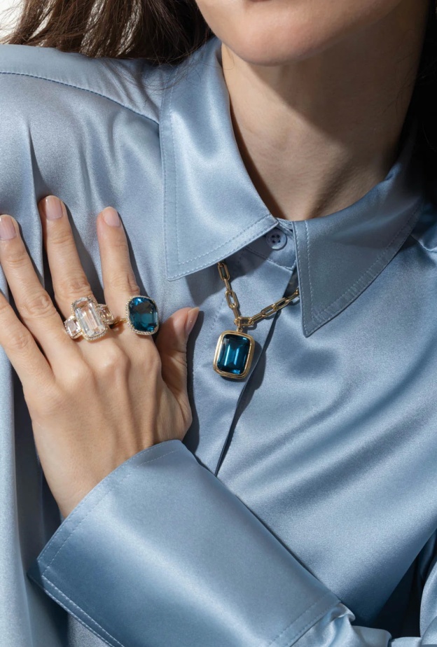 قلادة Manhattan London Blue Topaz  من GOSHWARA
