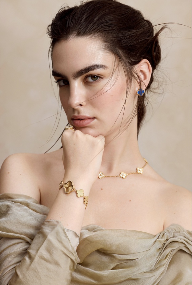 جلسة تصويرية خاصة من "فان كليف أند آربلز" بعنوان Golden Serenity