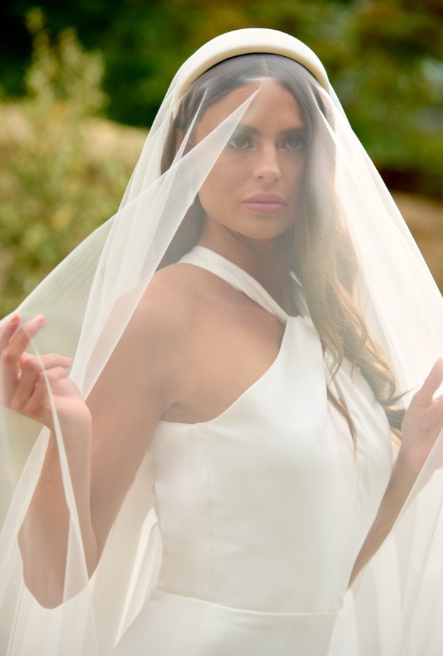 احرصي على إبقاء طرحة زفافك الطويلة مرتفعة عن الأرض أثناء سيرك في حفل زفافك