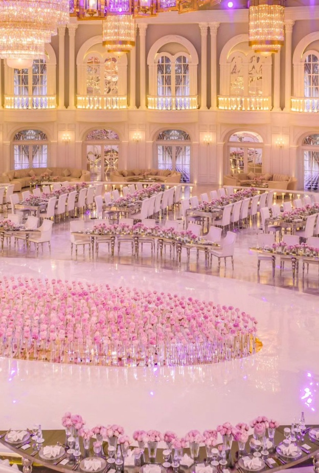 ورود زهرية تزين كل أركان هذا الحفل الفخم