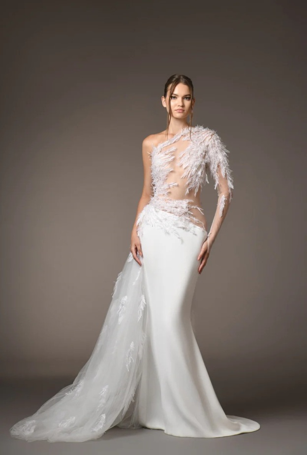 فستان زفاف من الكريب والحرير من عروض خريف وشتاء 2025