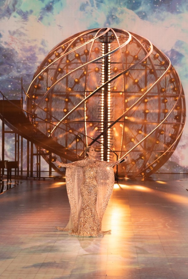 لقطات خاطفة للنجمات في "1001 موسم من إيلي صعب" بالرياض.. سيلين ديون تغني وترقص وجينيفر لوبيز تتألق