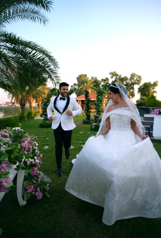 أحمد الخفاجي مع عروسته في يوم زفافهما