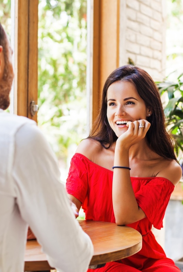 أول ما يلفت الرجل للمرأة عيونها الواسعة الجميلة وابتسامتها الساحرة وأناقتها