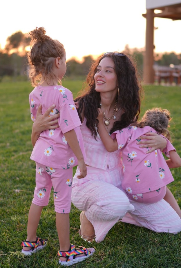 مشاهير أتراك مع أطفال توأم