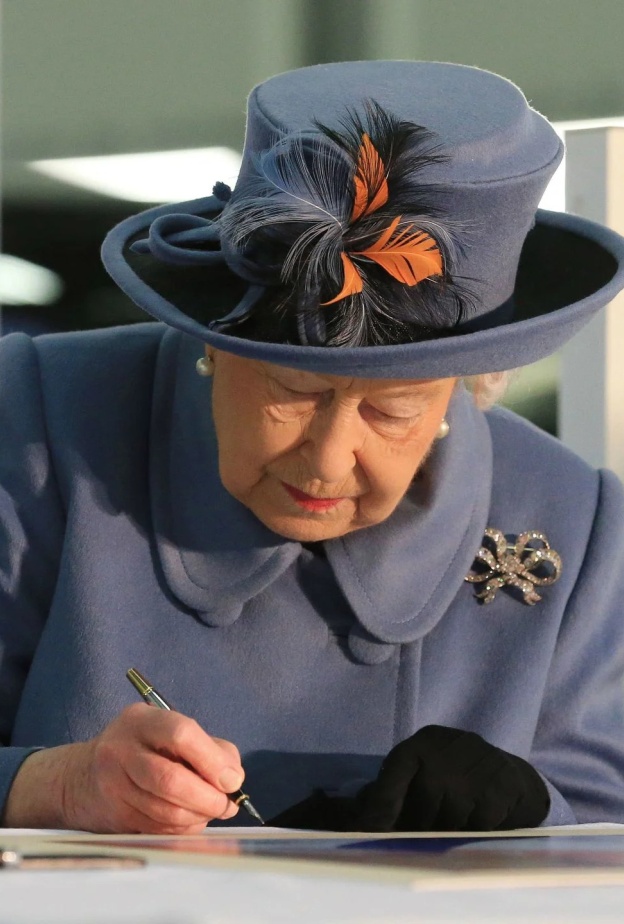 الملكة إليزابيث الثانية حافظت على كتابة مذكرتها حتى اليوم الأخير من حياتها