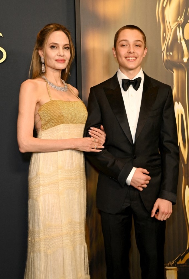 النجمة الأمريكية أنجلينا جولي مع نجلها الأصغر نوكس جولي-بيت خلال حفل توزيع جوائز Governors Awards