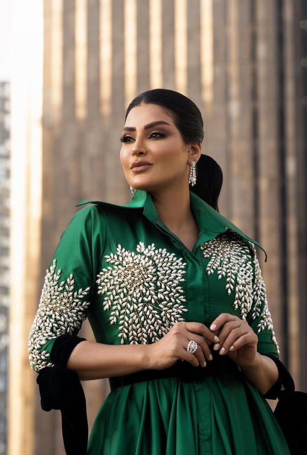  ريم عبد الله بتصاميم مجوهرات ضخمة ولافتة 