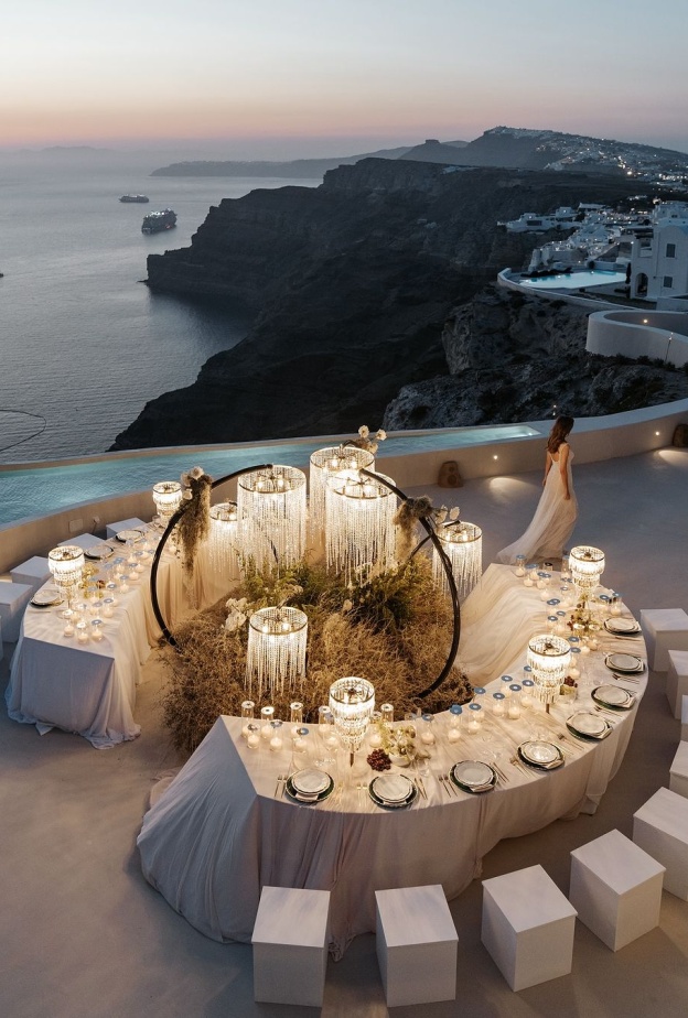 حفل زفاف على الشاطىء- الصورة من@ tietheknotsantorini