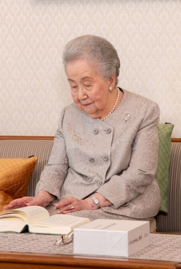 رحيل عميدة العائلة الإمبراطورية اليابانية عن أكثر من 100 عام