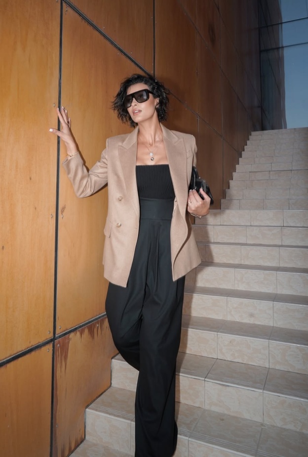 طريقة تنسيق البليزر الطويل الرسمي لموسمي الخريف والشتاء بأسلوب النجمات